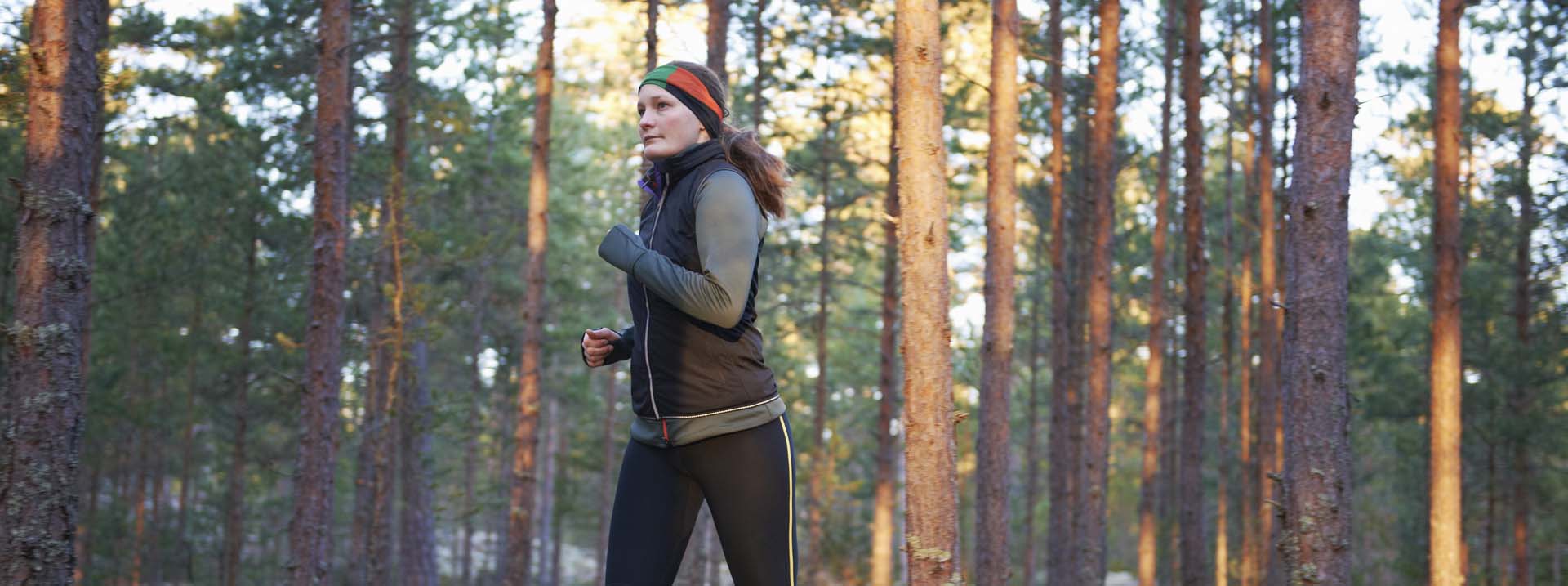 Löpning - Löpare i skog