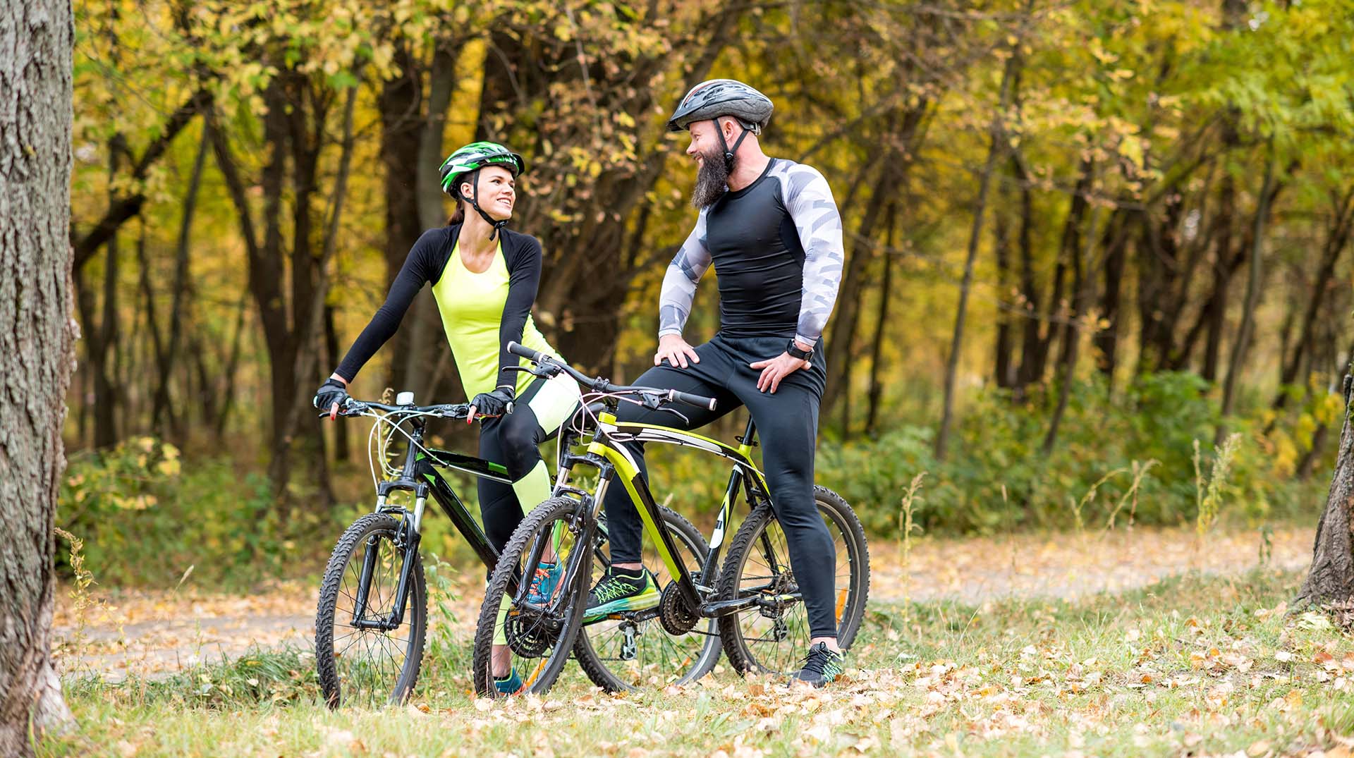 Cykling - Kvinna och man står med mountainbikes