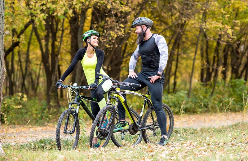 Kvinna och man står med mountainbikes