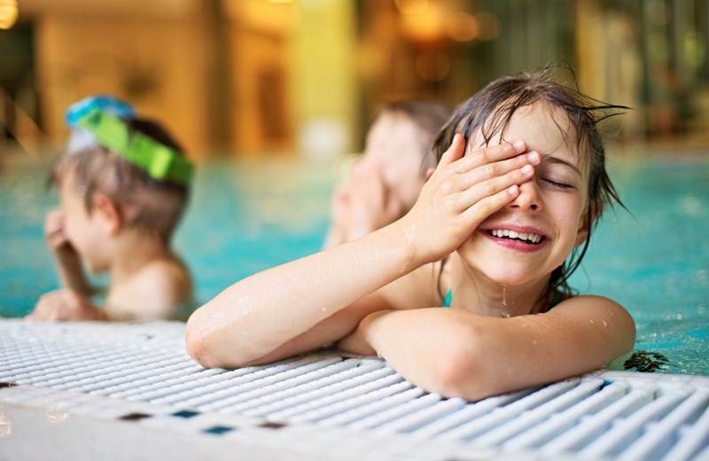 Kids-having-fun-in-indoors-swimming-pool-000067752479_XXXLarge.jpg